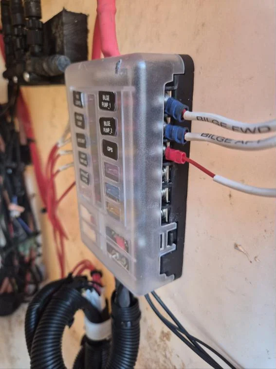 Labelled marine fuse block with heat-shrink terminals for bilge pumps and GPS